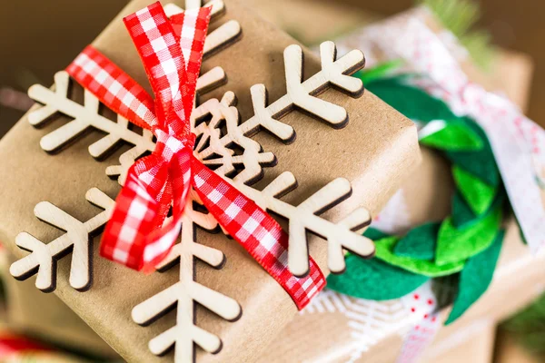 Cadeaux de Noël emballés dans du papier brun — Photo