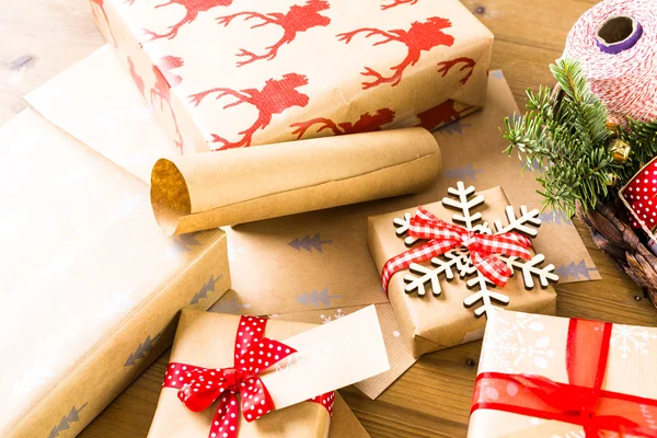 Christmas gifts wrapped in brown paper — Stock Photo, Image