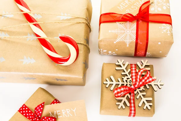 Christmas gifts wrapped in brown paper — Stock Photo, Image