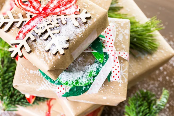 Рождественские подарки завернутые в коричневую бумагу — стоковое фото
