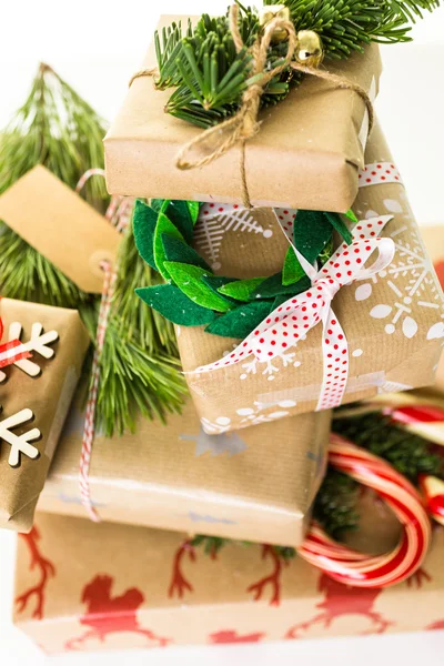 Cadeaux de Noël emballés dans du papier brun — Photo