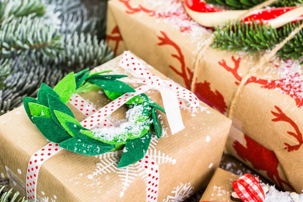 Christmas gifts wrapped in brown paper — Stock Photo, Image