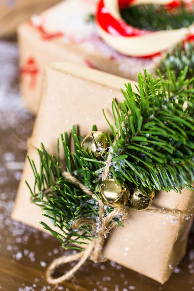 Cadeaux de Noël emballés dans du papier brun — Photo