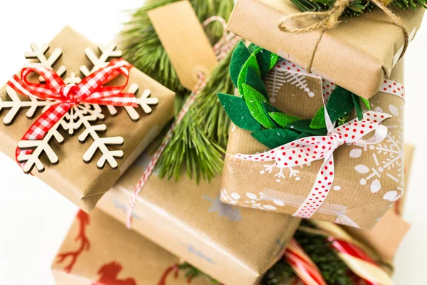 Weihnachtsgeschenke in braunes Papier gewickelt — Stockfoto