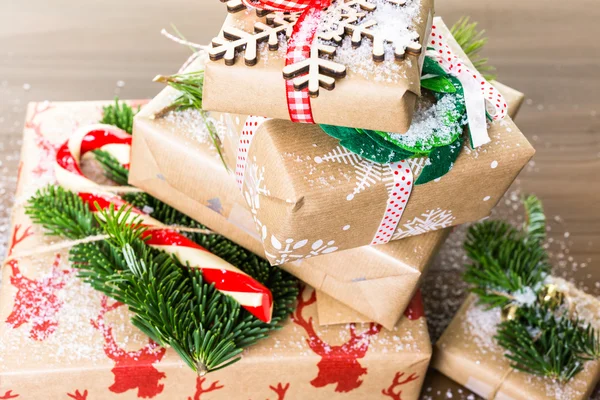 Christmas gifts wrapped in brown paper — Stock Photo, Image