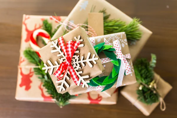 Christmas gifts wrapped in brown paper — Stock Photo, Image