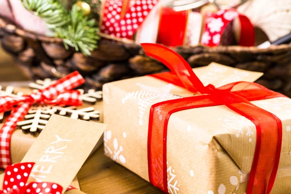 Regalos de Navidad envueltos en papel marrón — Foto de Stock