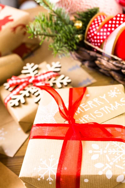 Karácsonyi ajándékok papírba csomagolva barna — Stock Fotó