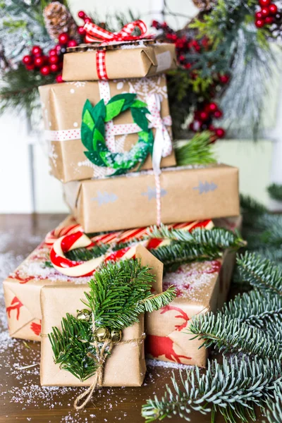 Christmas gifts wrapped in brown paper — Stock Photo, Image