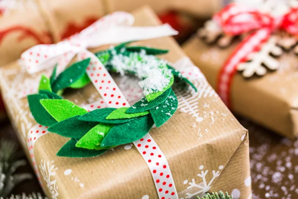 Рождественские подарки завернутые в коричневую бумагу — стоковое фото