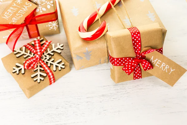 Christmas gifts wrapped in brown paper — Stock Photo, Image