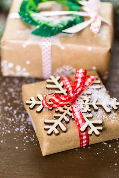 Presentes de Natal embrulhados em papel marrom — Fotografia de Stock