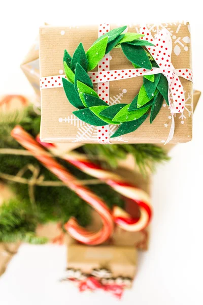 Vánoční dárky zabalený do obyčejného balicího papíru — Stock fotografie