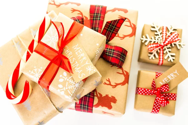 Regalos de Navidad envueltos en papel marrón —  Fotos de Stock