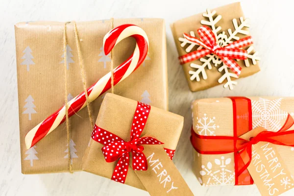 Presentes de Natal embrulhados em papel marrom — Fotografia de Stock