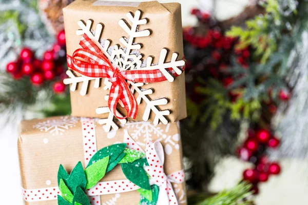 Regalos de Navidad envueltos en papel marrón —  Fotos de Stock