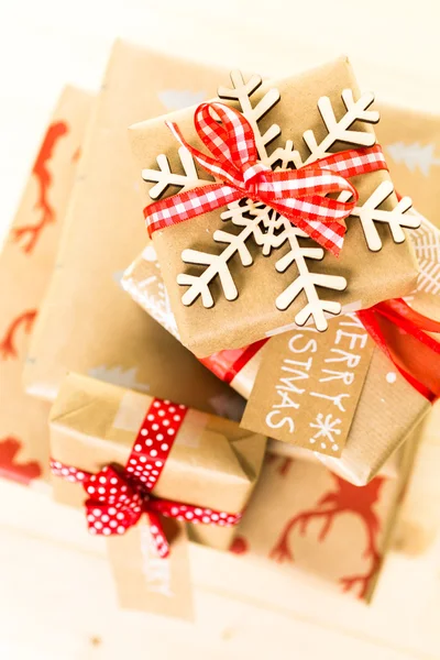 Weihnachtsgeschenke in braunes Papier gewickelt — Stockfoto