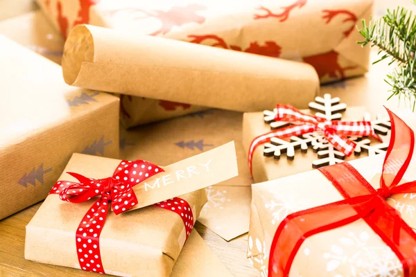 Regalos de Navidad envueltos en papel marrón — Foto de Stock