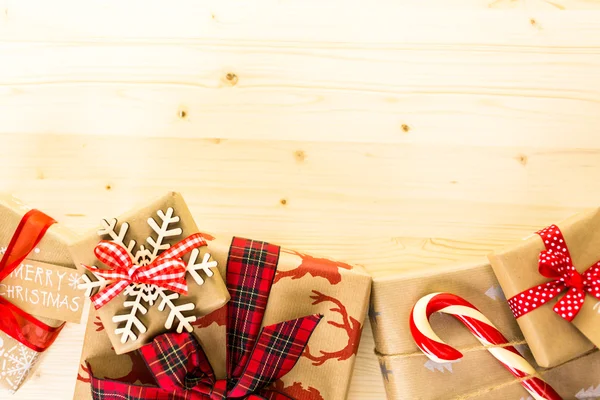 Presentes de Natal embrulhados em papel marrom — Fotografia de Stock