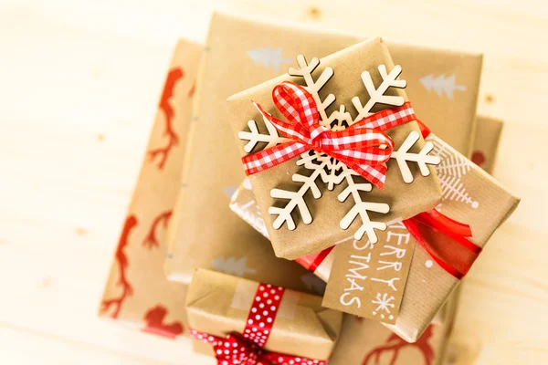 Regalos de Navidad envueltos en papel marrón —  Fotos de Stock