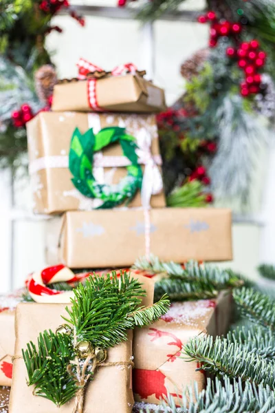 Christmas gifts wrapped in brown paper — Stock Photo, Image