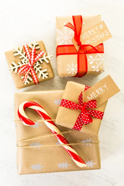 Christmas gifts wrapped in brown paper — Stock Photo, Image