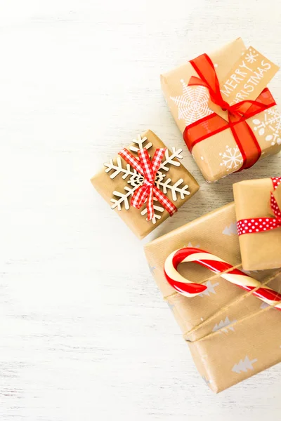 Presentes de Natal embrulhados em papel marrom — Fotografia de Stock