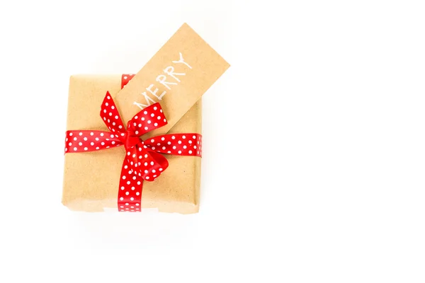 Рождественский подарок завернутый в коричневую бумагу — стоковое фото