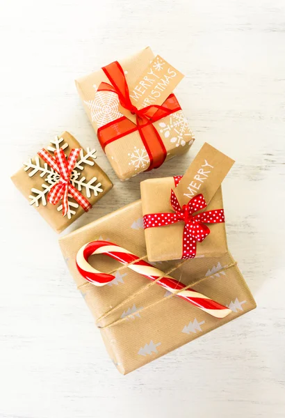 Regalos de Navidad envueltos en papel marrón — Foto de Stock