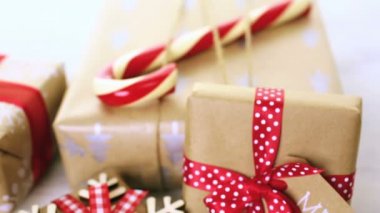 Noel hediyeleri kahverengi kağıt sarılı