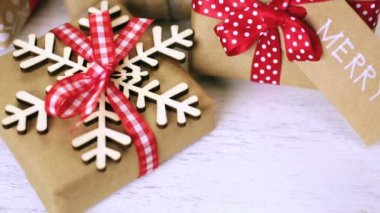 Noel hediyeleri kahverengi kağıt sarılı