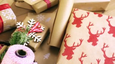 Noel hediyeleri kahverengi kağıt sarılı