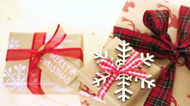 Noel hediyeleri kahverengi kağıt sarılı