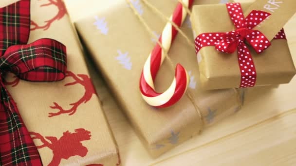 Regalos de Navidad envueltos en papel marrón — Vídeos de Stock