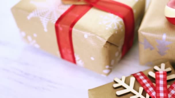 Regalos de Navidad envueltos en papel marrón — Vídeos de Stock