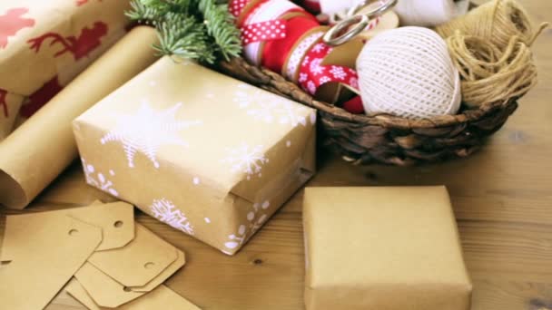 De giften van Kerstmis verpakt in bruin papier — Stockvideo