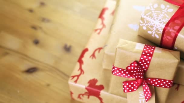 Regalos de Navidad envueltos en papel marrón — Vídeos de Stock