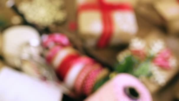 Karácsonyi ajándékok papírba csomagolva barna — Stock videók
