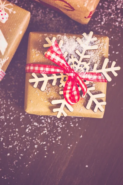 Boże Narodzenie prezenty zawinięte w papier brązowy — Zdjęcie stockowe