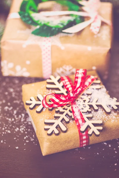 Presentes de Natal embrulhados em papel marrom — Fotografia de Stock