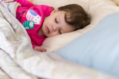 uyuyan bebek kız