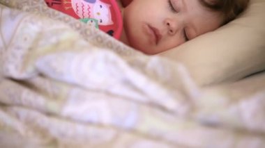 uyuyan bebek kız