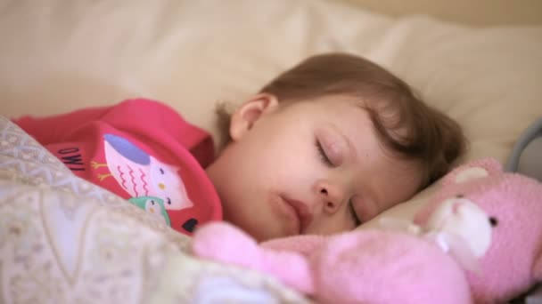 Dormir niña pequeña — Vídeos de Stock