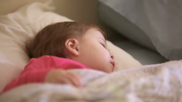 Dormir niña pequeña — Vídeo de stock