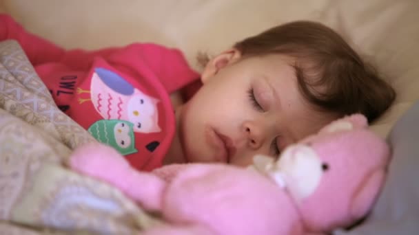 Κορίτσι μικρό παιδί ύπνου — Αρχείο Βίντεο