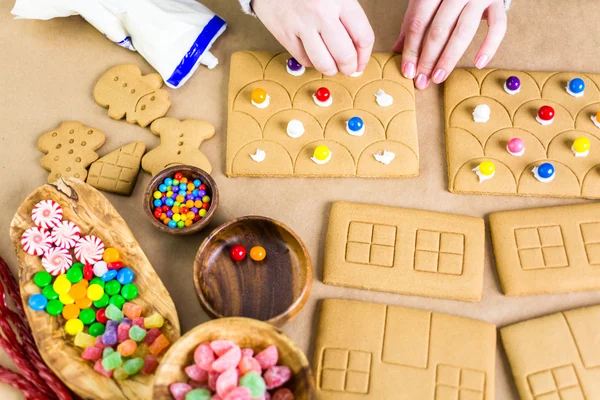 Peperkoek huis verfraaien — Stockfoto