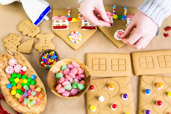 Peperkoek huis verfraaien — Stockfoto