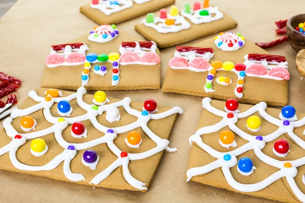 Decorating gingerbread house — Stock Photo, Image