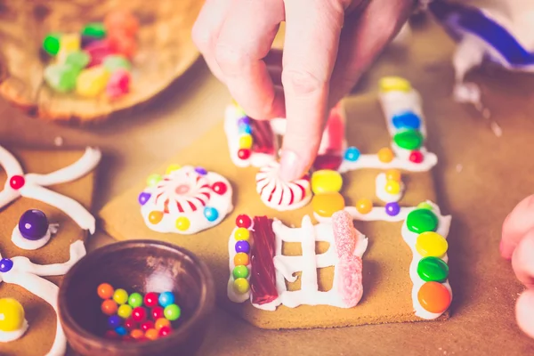 Peperkoek huis verfraaien — Stockfoto