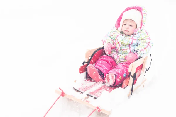 Dívka si hraje v čerstvém sněhu — Stock fotografie